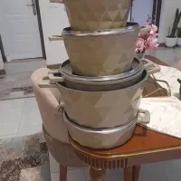 ۴قابلمه سایز بزرگ به همراه یک تابه بزرگ ۶