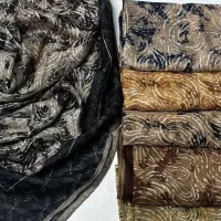 روسری نخی پاییزه با رنگ‌بندی متنوع