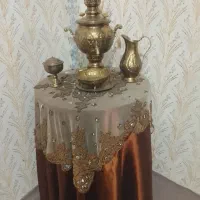 سماور ذغالی همراه با میز و رومیزی