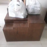 میز چوبی کنار سالنی یا مبل درحد