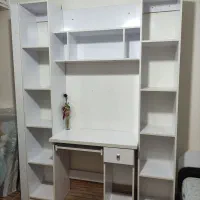 کتابخونه و میز کامپیوتر