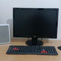 کامپیوتر رومیزی به همراه میزکامپیوتر