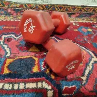 دمبل ورزشی پنج کیلویی و هفت و نیم