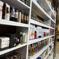 مغازه-آرایشی-بهداشتی-در-حال-کار-و-سودده