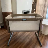 تخت نوزاد کنار مادر