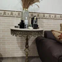 میز یادبود و گلدان میوه خوری کنار مبلی