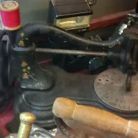 چرخ خیاطی با قدمت کلا ۲۰۰ تا ازش ساخته شده