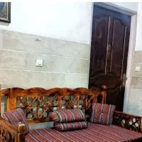 تخت سنتی سه نفره باکس‌دار تمیز و جادار