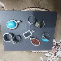 چند تا انگشتر و پلاک نقره