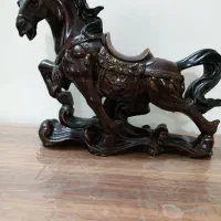 مجسمه اسب و سنجاب