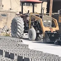 راننده تراکتور با بیل