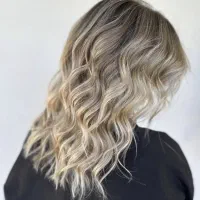 متخصص رنگ مو دکلره بالیاژ رنگساژ با مواد درجه یک