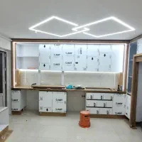 نورپردازی با لاینر آشپزخانه زیرکابینتی و کافه بار