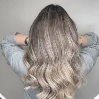 نیازمند مدل رنگ و لایت حرفه‌ای ریگان