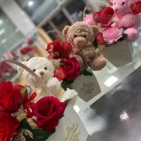 همکار خانوم در کارگاه قنادی