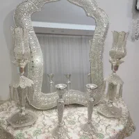 آینه و شمعدان همراه با لاله ها