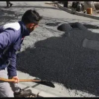 کارگر ساده جهت لکه گیری آسفالت