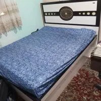 فروش فوری یکعدد تخت۲نفره همراباتشک و۲عدد کنارتختی
