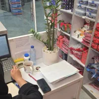 مسئول فروشگاه و فروشنده