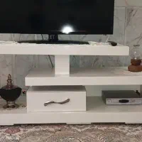فروش یک عدد میز تلویزیون چوبی