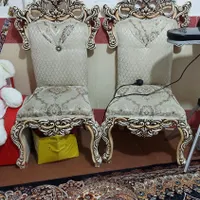 دوتا صندلی به همراه میز