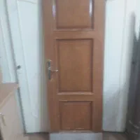 یه درب چوبی با دستگیره