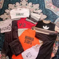 تعدادی تیشرت و شلوار