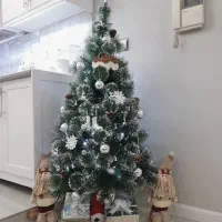 درخت کریسمس برفی با عروسک