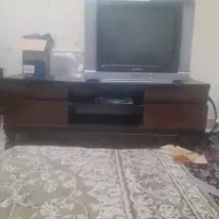 تلوزیون به همراه میز