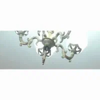 لوستر سالم فقط شیشه دور یکی شکسته