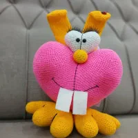 عروسک بافتنی قلب|صنایع دستی و سایر لوازم تزئینی|شیراز, زرهی|دیوار