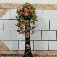 گلدان پایه بلند همراه با گل