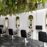 مغازه-جهت-سالن-ارایشگاه-زنانه-حاشیه-خیابان-اصلی