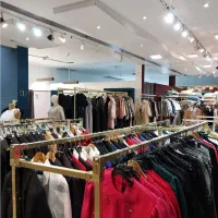 فروشنده خانم/ فروشگاه مانتو/ شیفت صبح