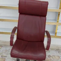 صندلی چرم اداری و مطالعه