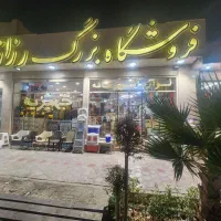 انبار دار آقا و فروشنده خانم فروشگاه پلاسکو