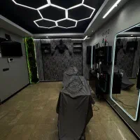 آرایشگر و دستیار