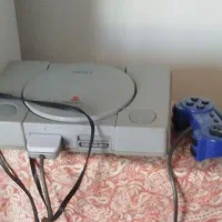 یک دستگاه سونی یک با یک دستگیره و مموری و ۵ حلقه