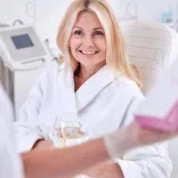 لیزر بدن اقایان در مطب پزشک همراه با پاکسازی پوست