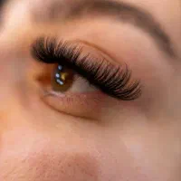 اکستنشن مژه لیفت ابرو وکاشت ناخن