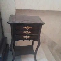 ساعت و میز تلفن