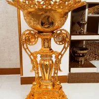 جا میوه  کنار سالنی طلایی بسیار زیبا