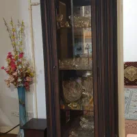 ویترین با سرویس بلور بسیار زیبا باگلهای برجسته