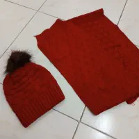 شال و کلاه نو و دو عدد لباس بافت