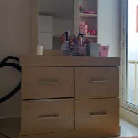 یه کمد آرایش و لباس