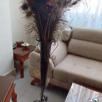 گلدان ایستاده با پر طاووس طبیعی