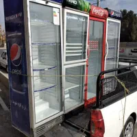 فروشنده و خریدار یخچال ایستاده و ومکعبی