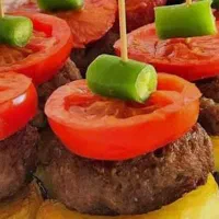 متخصص اشپزی سنتی و بین الملل با سابقه ۱۵ ساله