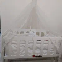 تخت گهواره ای کنار مادر