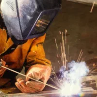 تعمیرات جوشکاری انجام میشود